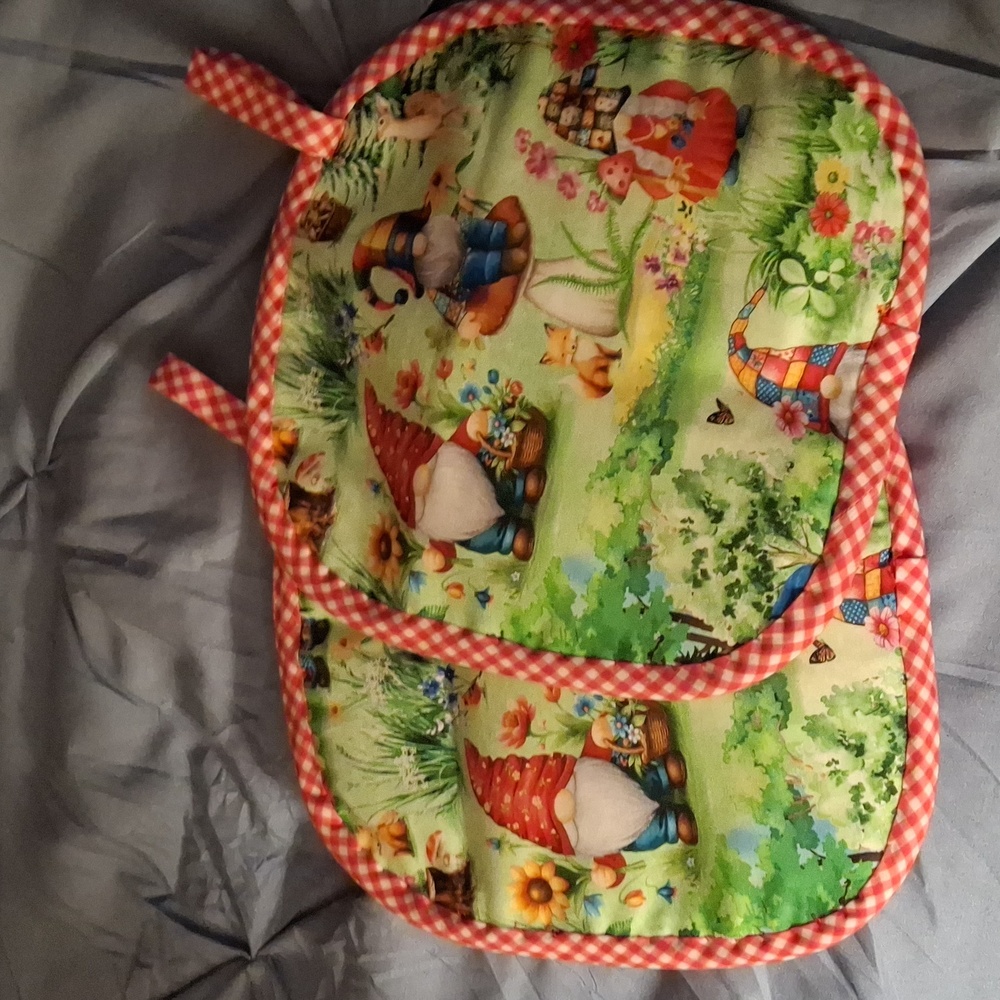 Gnome Print Pot Holders with Red Accents - Picture 2 of 6